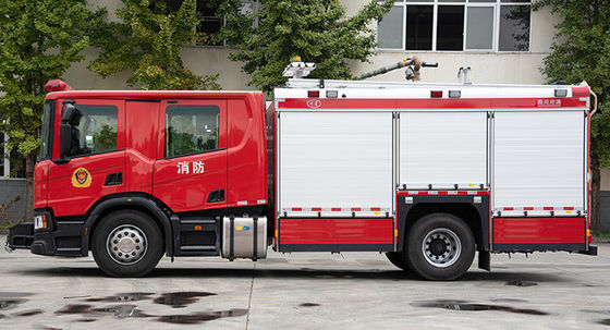 Xe cứu hỏa bằng bồn nước SCANIA 4000 lít với thiết bị cứu hộ